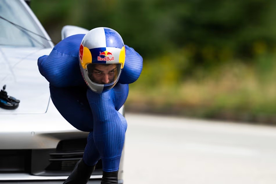 Skatista espanhol bate recorde mundial de velocidade em descida a 151,83 km/h; vídeo