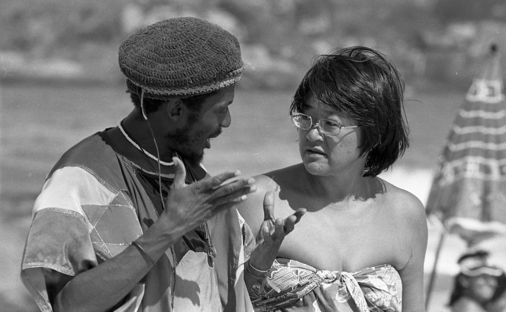 Tizuka Yamasaki conversa com Jimmy Cliff durante as gravaes do clipe do jamaicano no Rio  Foto: Jorge Marinho / Agncia O Globo