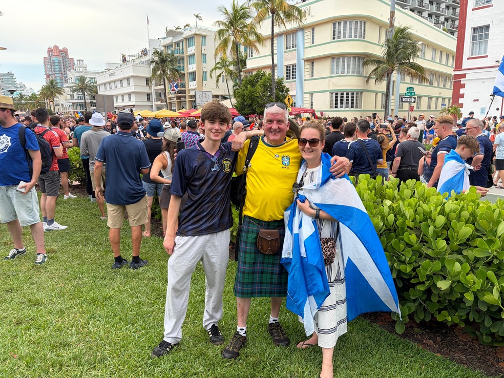 O escocês Shonny Paterson entre o filho Colo e a esposa Fiona na véspera de Brasil x Escócia — Foto: Rafael Oliveira