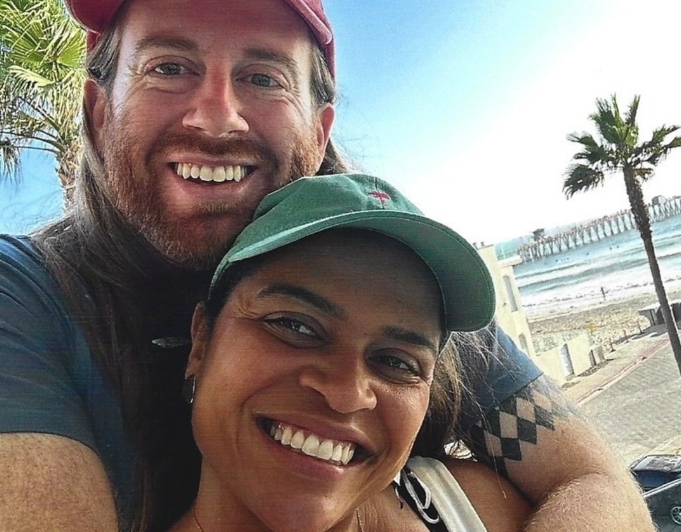 Cineasta brasileira Bárbara Marques com o marido, o montador americano Tucker May — Foto: Reprodução / Instagram