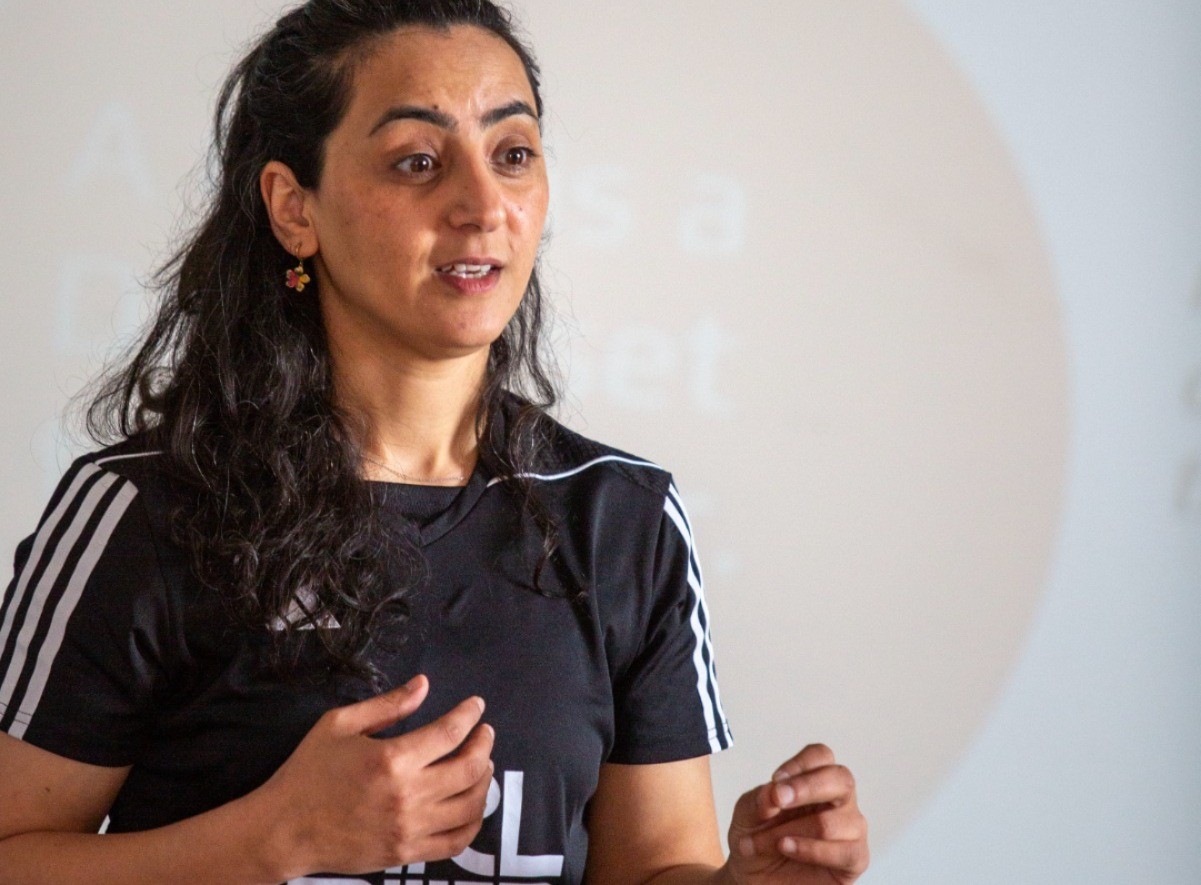 Khalida Popal, uma das 100 pessoas mais influentes do esporte, visita projeto de futebol feminino na Ilha do Governador - QTU Questões do Universo