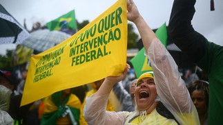 Apoiador do presidente Jair Bolsonaro participa de protesto para pedir intervenção federal no centro do Rio de Janeiro. — Foto:  Andre Borges / AFP