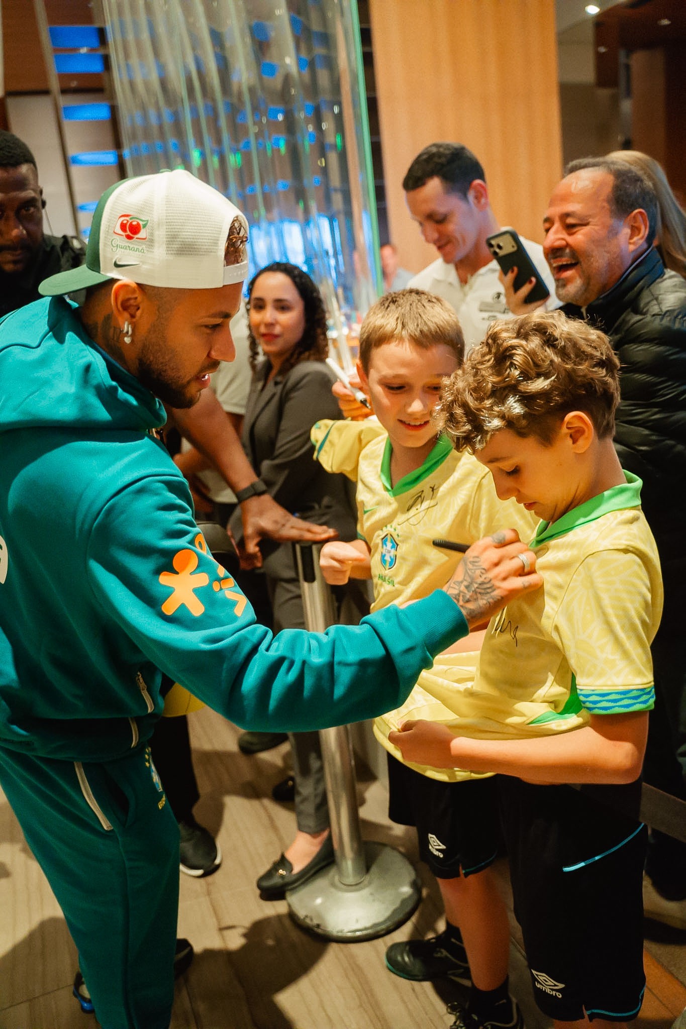 Mesmo fora do jogo da seleção, Neymar une torcida e tem nome cantando no Maracanã