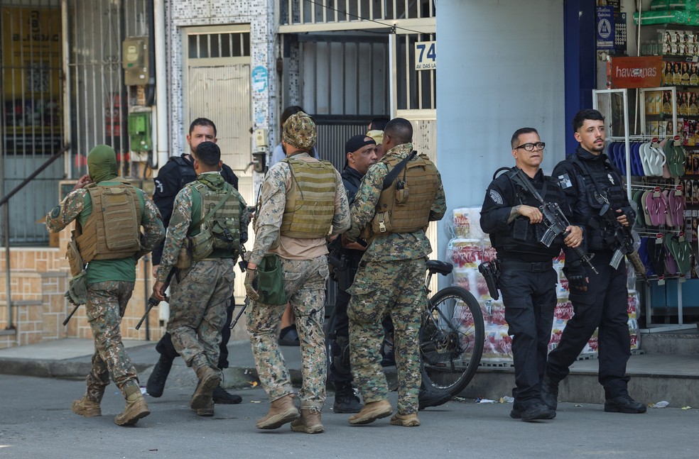 Policiais na Gardênia Azul, no fim de setembro, também no âmbito da Operação Contenção — Foto: Gabriel de Paiva/29-09-2025