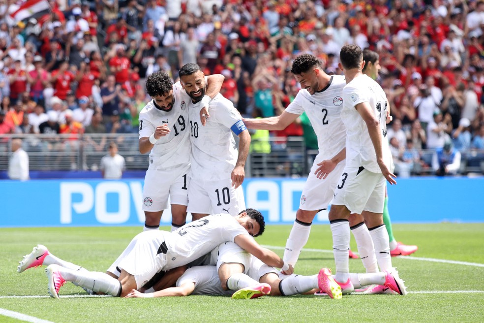 Emam Ashour, do Egito, comemora com seus companheiros de equipe após marcar contra a Bélgica na Copa do Mundo; uniforme teve as estrelas removidas — Foto: ALEX GRIMM / GETTY IMAGES NORTH AMERICA / Getty Images via AFP