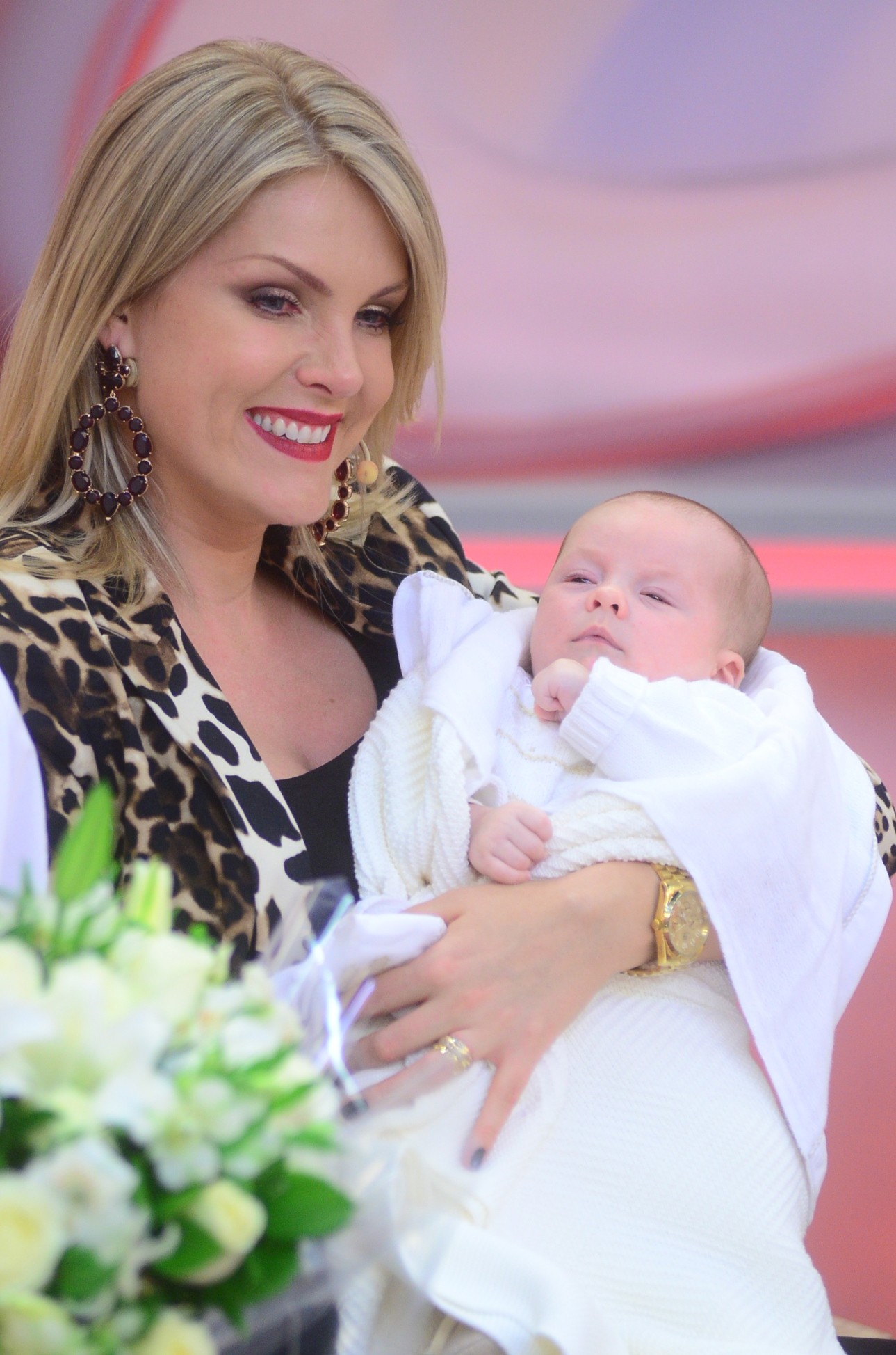 Ana Hickmann showed the face of her first son, Alexandre, at 2 months old, at the "Afternoon program"from Record — Photo: Edu Moraes