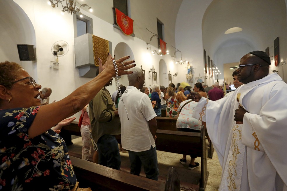 Missa de "cura e libertação", realizada às quintas-feiras na Igreja de Nossa Senhora do Rosário e de São Benedito dos Homens Pretos  — Foto: Custodio Coimbra