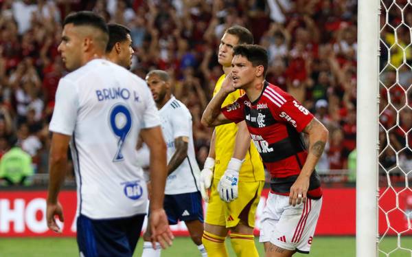 Flamengo se salva com pênalti no final, empata com São Paulo