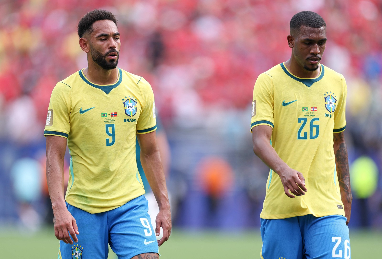 Jogadores saem para o intervalo sem nenhum gol na partida — Foto: Getty Images via AFP