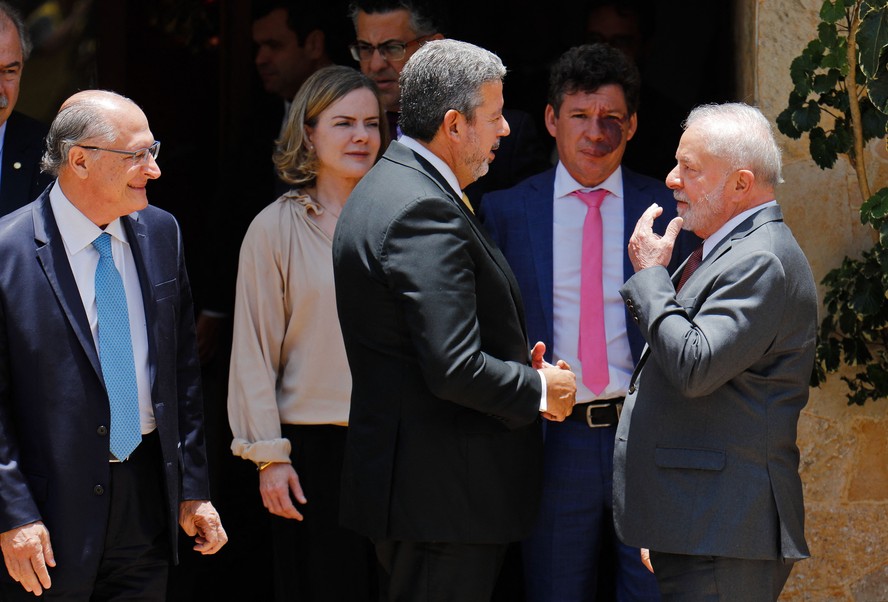 Passo a passo. Lira e Lula conversam, com Alckmin, Gleisi e Reginaldo Lopes (líder do PT) ao fundo: aproximação