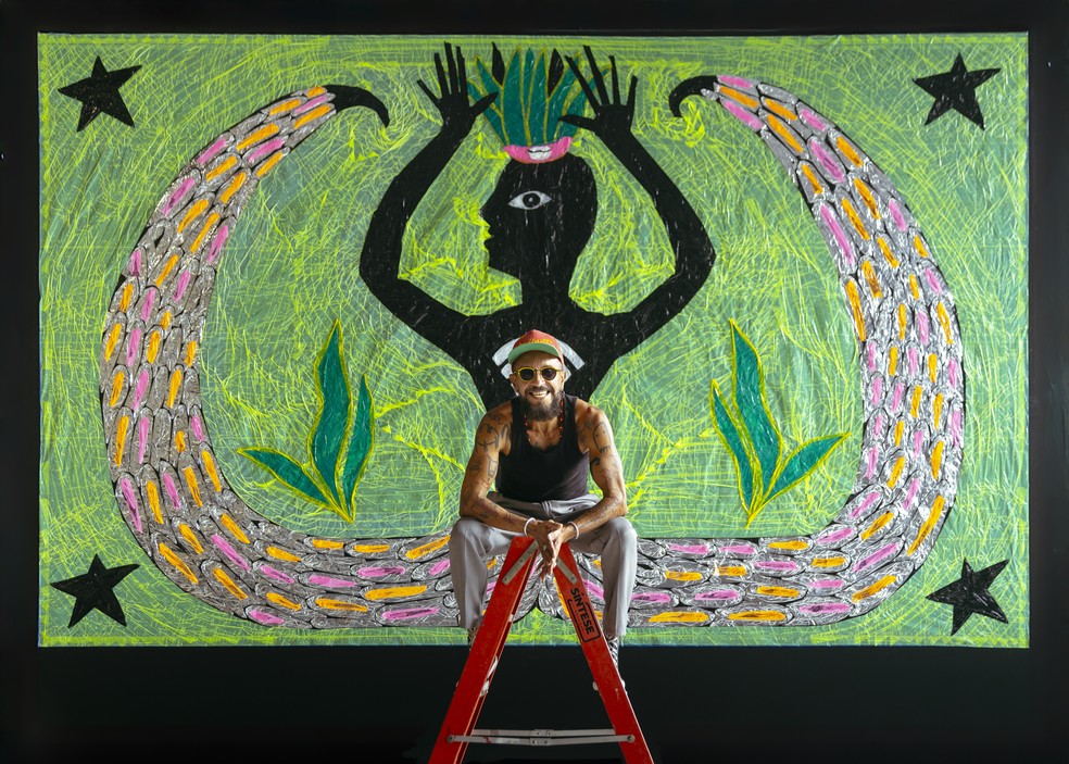 Obra com fitas adesivas coloridas de Rona, artista da comunidade Pretos Forros, no Lins — Foto: Leo Martins/Agência O GLOBO