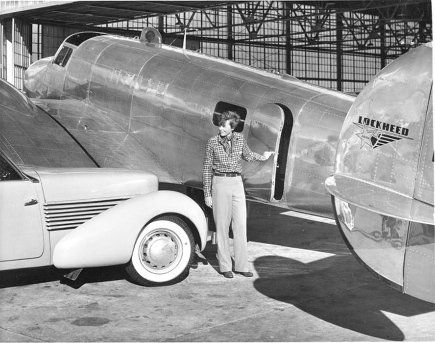 Amelia Earhart com Electra 10E