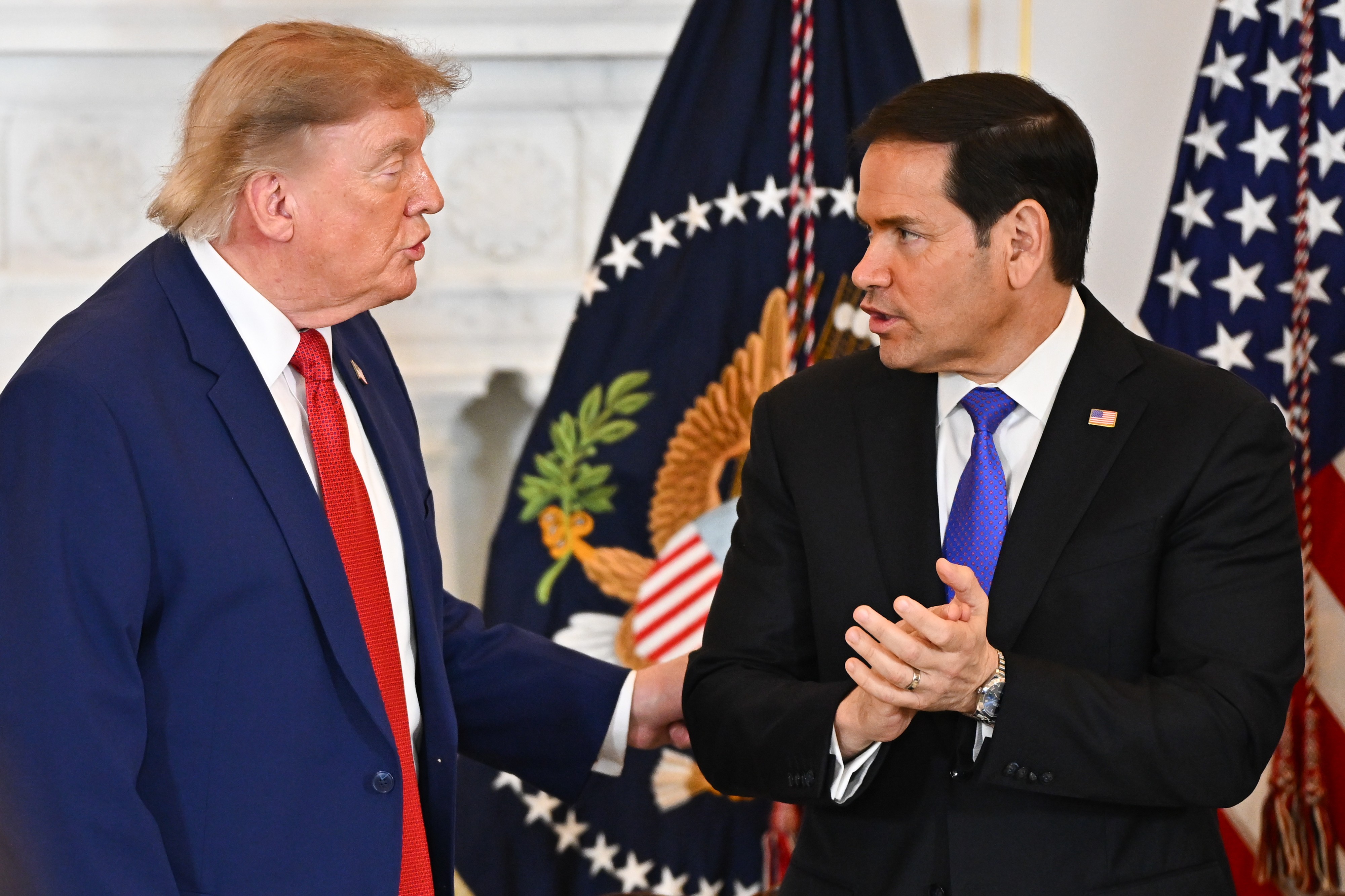 Trump está 'frustrado' com críticas de Zelensky, diz secretário de Estado dos EUA, que nega ações para prejudicar Kiev