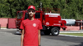 "Meu primeiro sonho de criança era ser bombeiro. (...) Eles se dedicam a cada dia a salvar a vida das pessoas, isso é muito lindo, emocionante.", relatou Christhian. — Foto: Fabiano Rocha / Agência O Globo