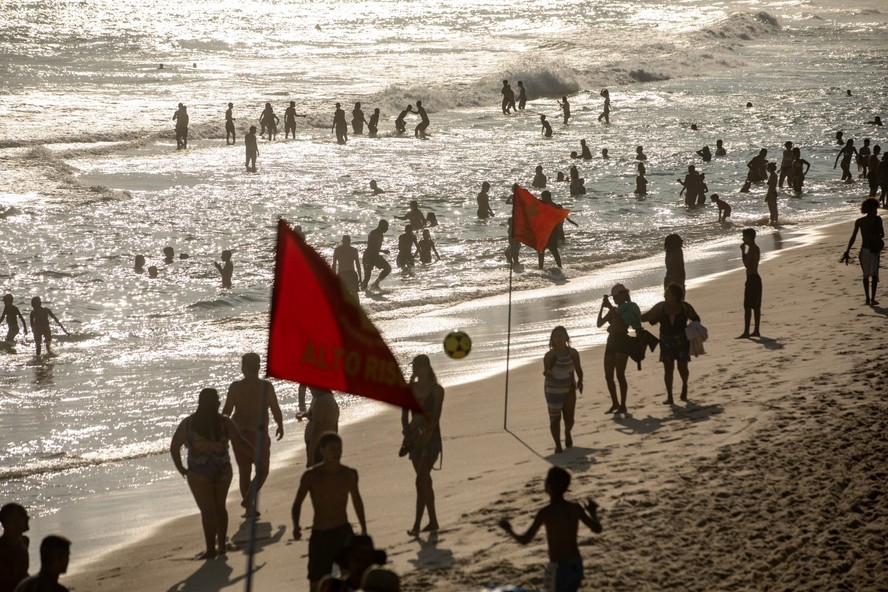 Bandeira vermelha indica perigo no mar