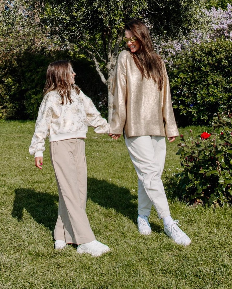 Deborah Secco combina looks com a filha em viagem pela Europa — Foto: @dedesecco no Instagram
