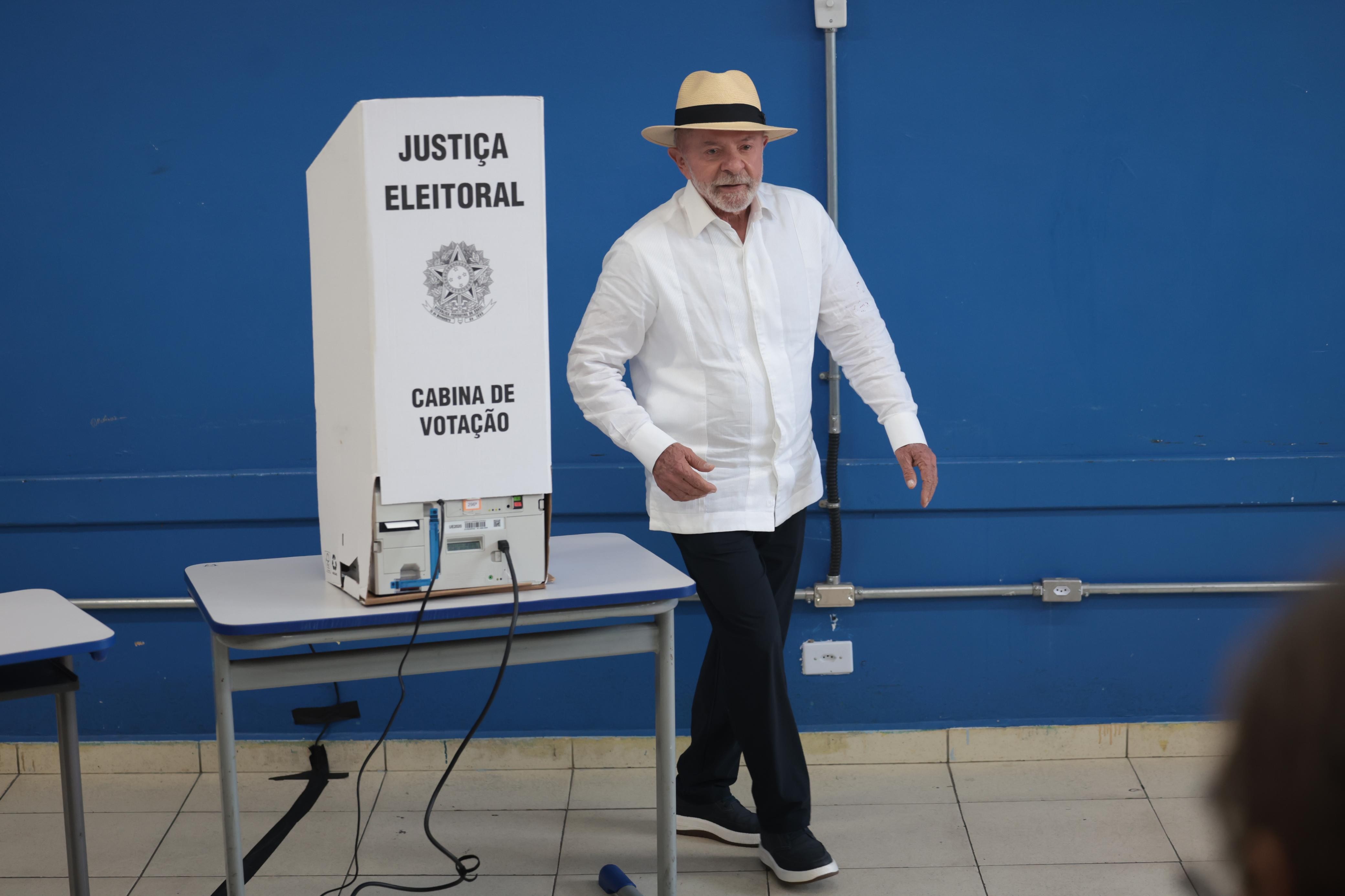 "A pesquisa que vai valer, ruim ou boa, é quando abrir a urna", diz Lula após votar em São Bernardo do Campo