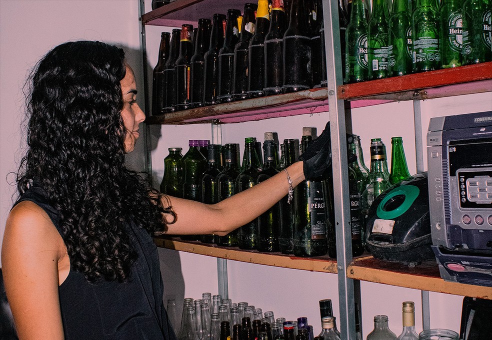 Sala da Raiva, de Contagem (MG), tem paredão com garrafas e objetos para serem destruídos — Foto: Reprodução/Instagram