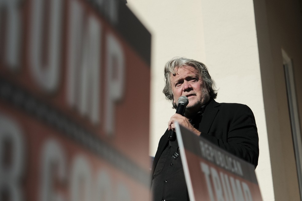 Steve Bannon discursa em comício para o deputado Bob Good em Powhatan, Virgínia, em 7 de junho de 2024 — Foto: Eze Amos/The New York Times