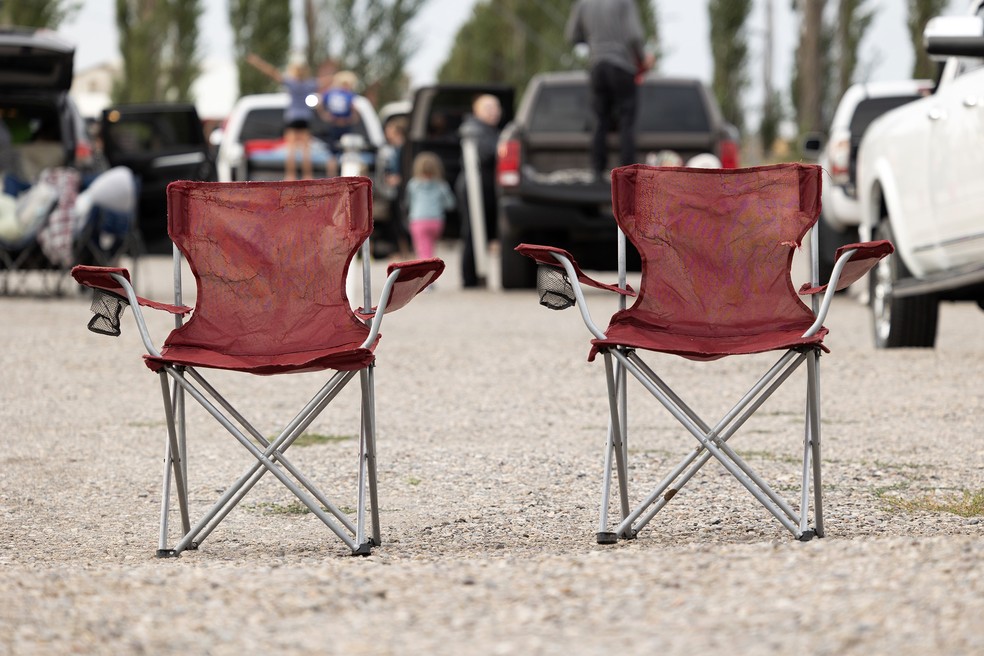 Cadeiras levadas por clientes ao drive-in Motor Vu, em Idaho Falls, Idaho, nos Estados Unidos — Foto: Janie Osborne/The New York Times
