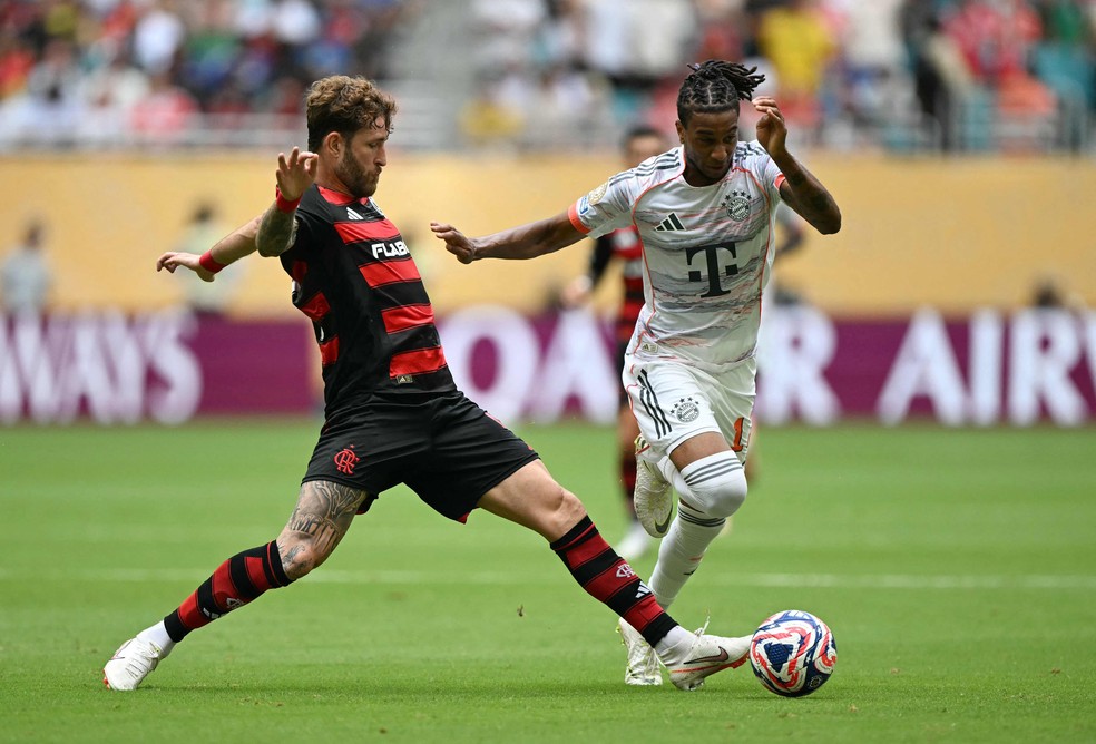 Léo Pereira em ação em Flamengo x Bayern — Foto: PATRICIA DE MELO MOREIRA / AFP