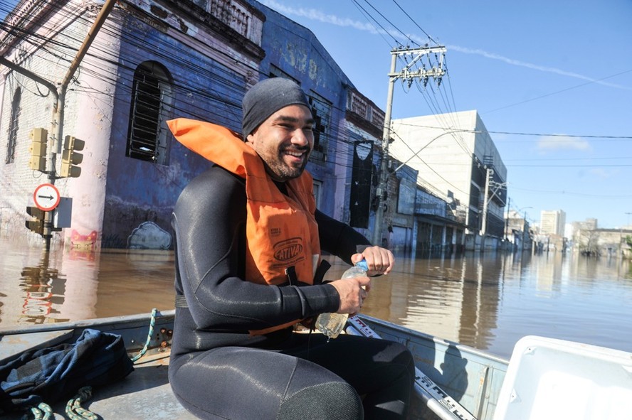 Maurício Paixão, do IPH/UFRGS, participa de resgate das vítimas das enchentes