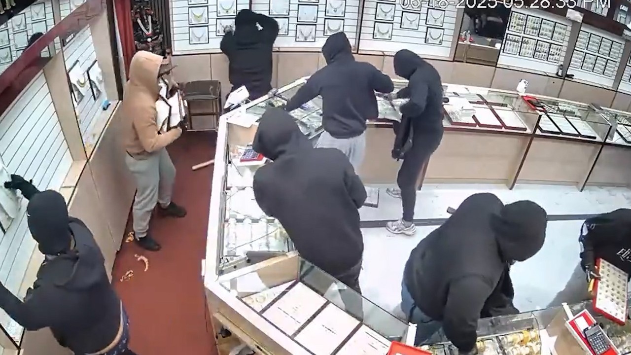 Quadrilha rouba R$ 9 milh&otilde;es em joias em 70 segundos na Calif&oacute;rnia; imagens do ataque s&atilde;o divulgadas