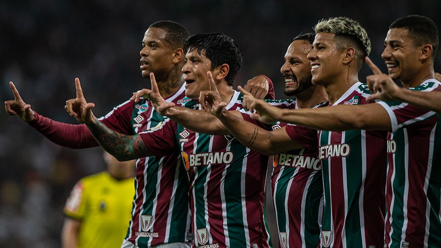 Jogadores do Fluminense acompanham Cano em sua tradicional comemoração pós-gol