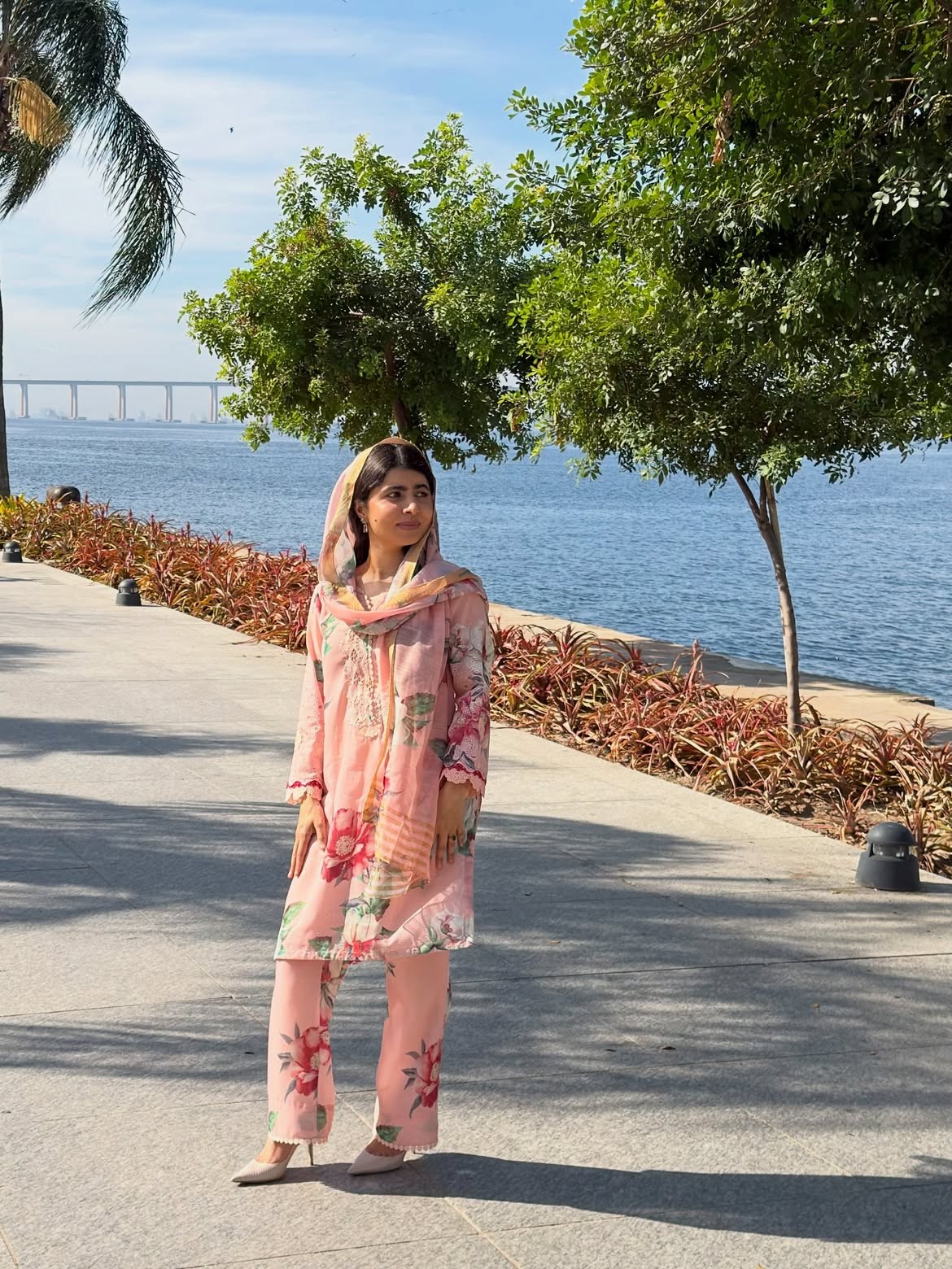 Em passagem pelo Brasil, Malala Yousafzai fala sobre IA na educação e se arrisca no vôlei de praia: 