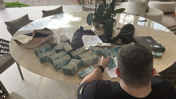 PF apreendeu R$ 1,6 milhão em dinheiro em espécie durante operação que mira no Banco Master — Foto: Divulgação/PF