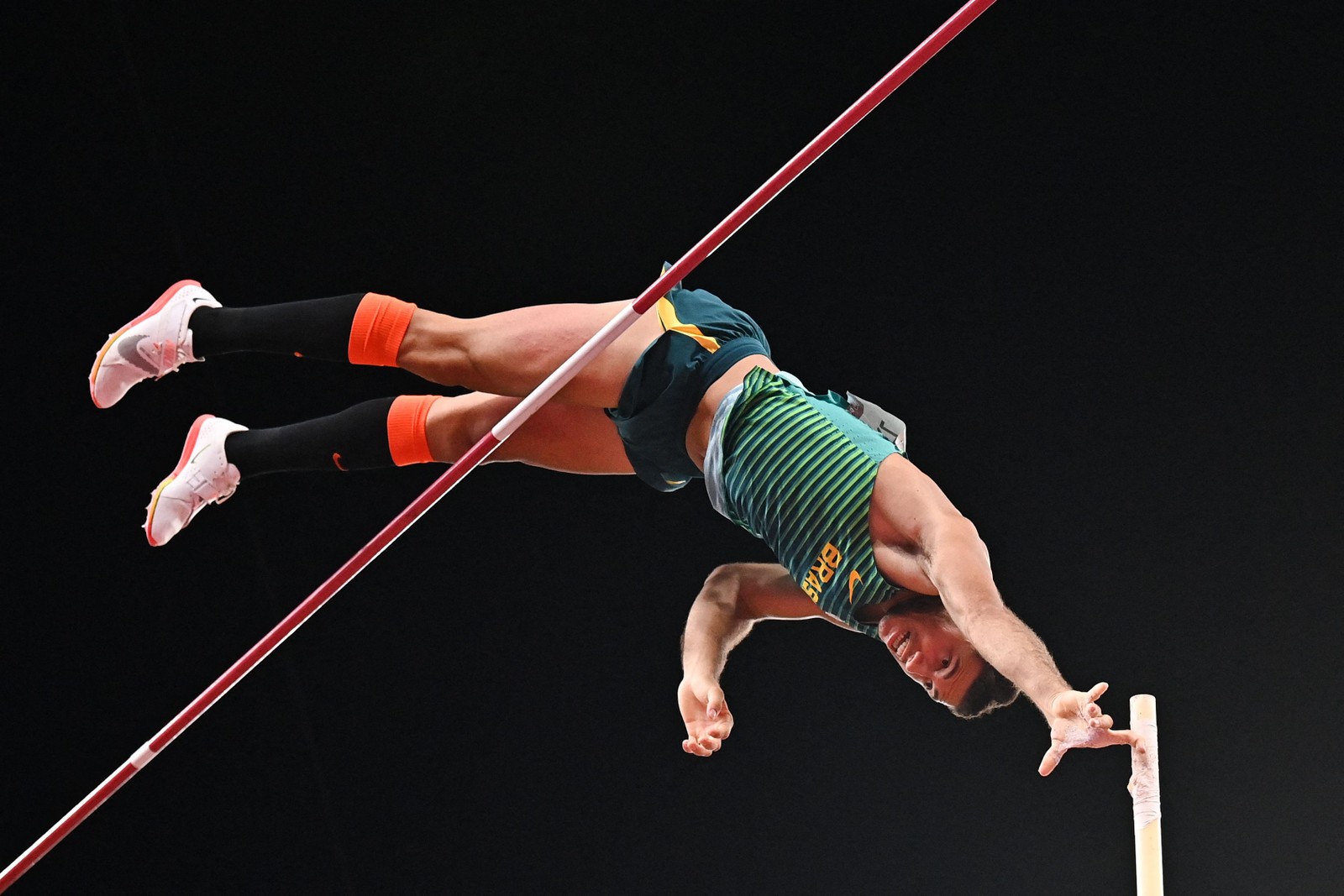 O brasileiro Thiago Braz conquistou a medalha de bronze no salto com vara em TóquioAFP