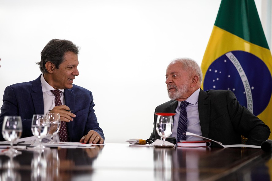 O ministro da Fazenda, Fernando Haddad, e o presidente Lula em reunião para discutir o pacote de corte de gastos