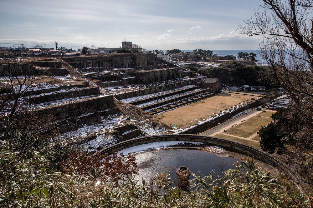 As ruínas de uma antiga planta de flotação de minerais em Kitazawa, construída em 1930, lembram a história das minas da Ilha Sado, no JapãoThe New York Times