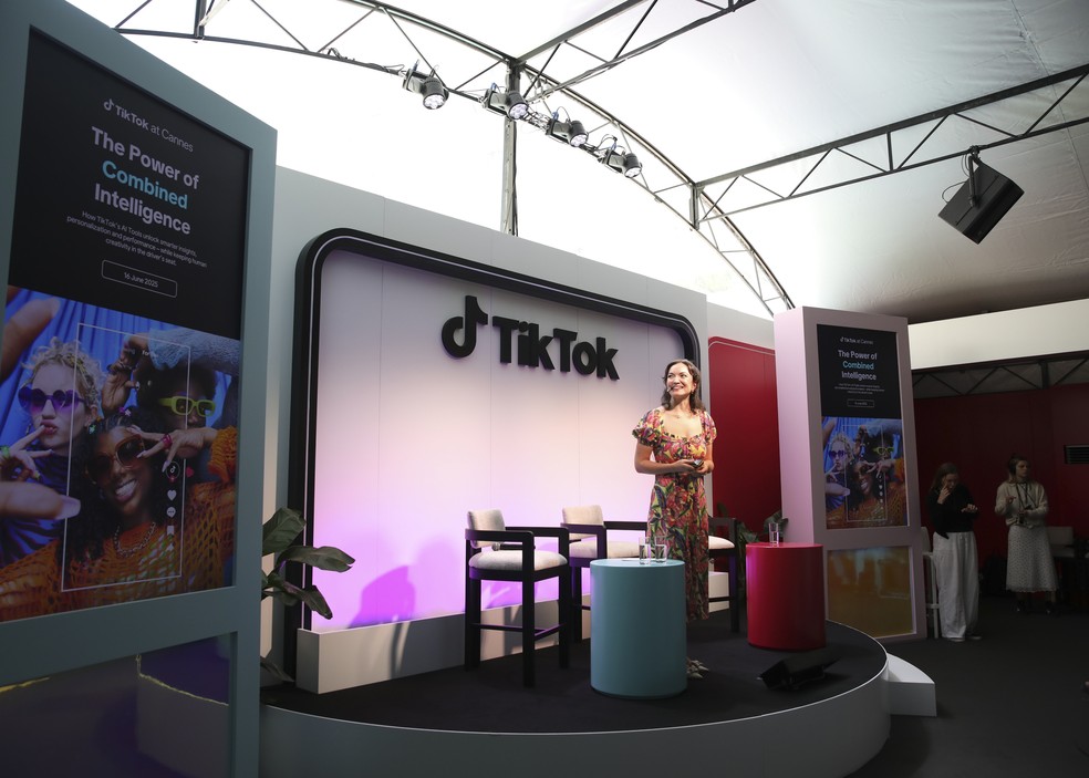 Uma apresentação do TikTok destaca as ferramentas de inteligência artificial da empresa em uma conferência de publicidade em Cannes, França — Foto: Andrea Mantovani/The New York Times