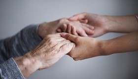Por que muitas pessoas com demência ‘voltam’ antes de morrer?