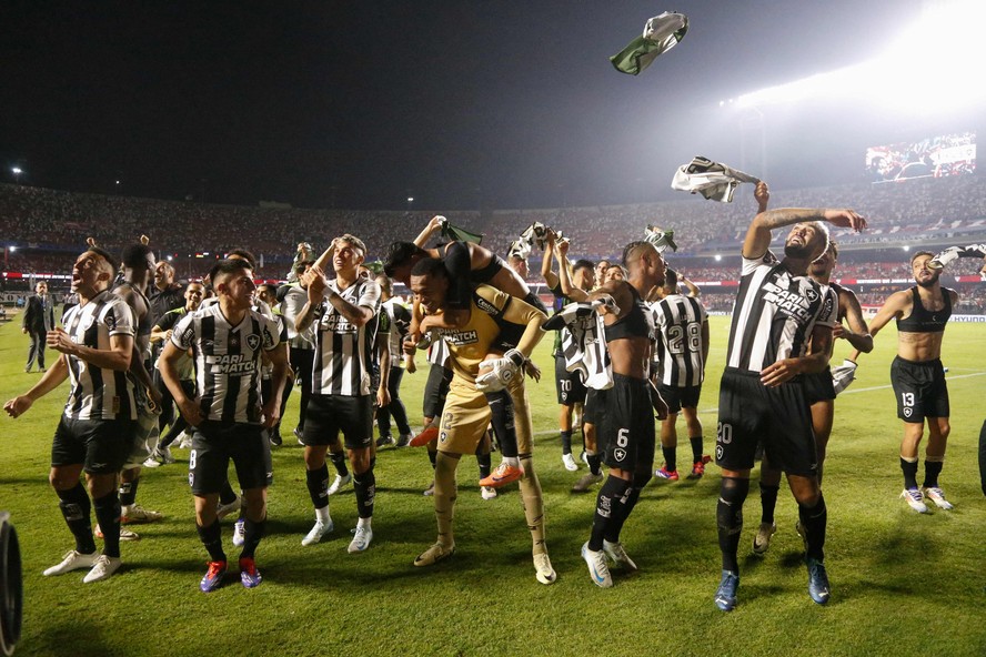 Jogadores do Botafogo comemoram vaga na semifinal da Libertadores