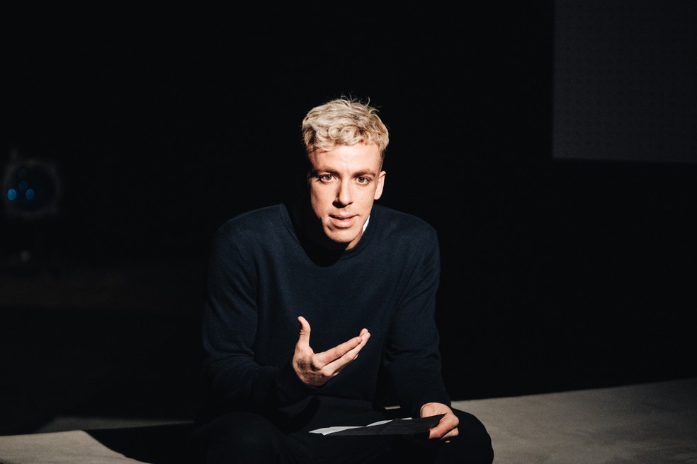 João Côrtes, em cena da peça'Eddy — Violência e metamorfose' — Foto: Elisa Mendes/Divulgação
