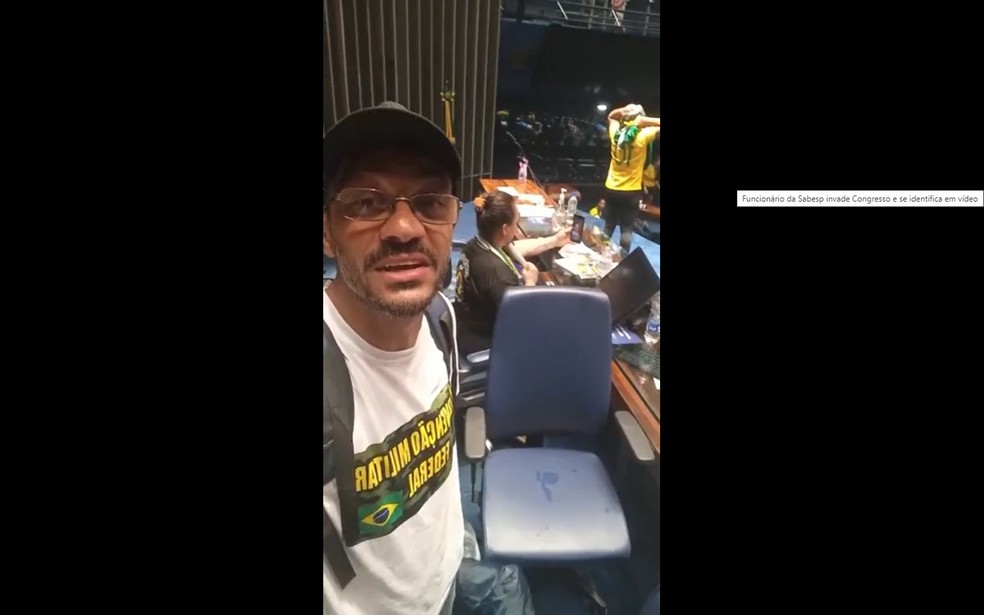 Aécio Lucio Costa Pereira, bolsonarista radical e funcionário da Sabesp, grava vídeo em invasão no Congresso — Foto: Reprodução/Twitter