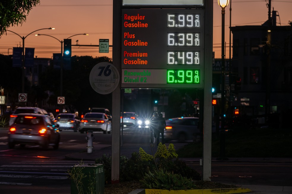 Um letreiro exibe os pre&ccedil;os da gasolina sem chumbo e do diesel em um posto em S&atilde;o Francisco &mdash; Foto: David Paul Morris/Bloomberg