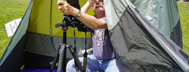 Um campista em Stonehenge II pratica com seu equipamento fotográfico antes do eclipse solar total na América do Norte, em Ingram, Texas. — Foto: Cécile Clocheret / AFP