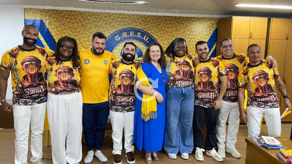 A Unidos da Tijuca terá como tema o livro Cabeça do Santo, de Socorro Acioli, na foto com integrantes da escola
