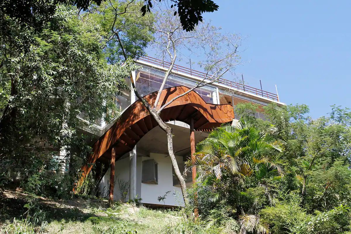 Escada de ferro é um dos destaques do projeto — Foto: Reprodução/Airbnb