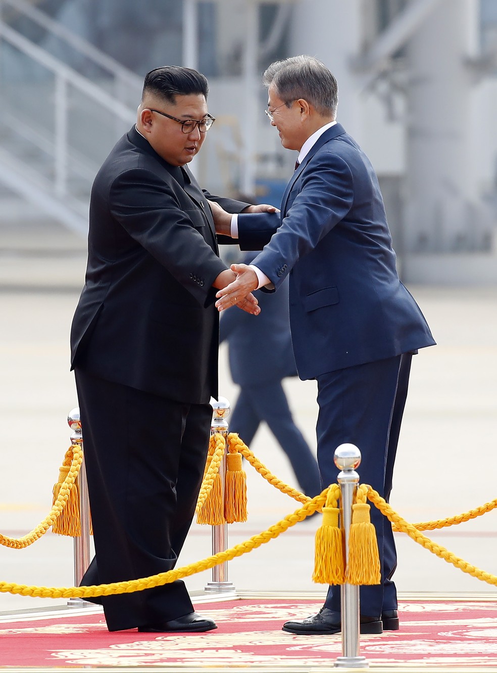 President da coreia do do Sul, Moon Jae-in (D), EoLídeda Coreia do Norte, Kim Jong-un, se carprimentam na pista do aeroporto do pyongyang-foto-foto-foto: Pyeengyang Press Corps / AFP