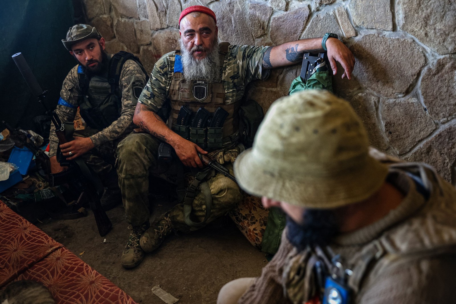Combatentes voluntários ucranianos descansam em uma posição ao longo da linha de frente na região de Donetsk  — Foto: ANATOLII STEPANOV / AFP