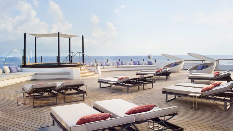 Antes ou depois do seu tratamento no Ritz-Carlton Spa, relaxe no terraço equipado com banheira de hidromassagem — Foto: Christopher Cypert / Bloomberg