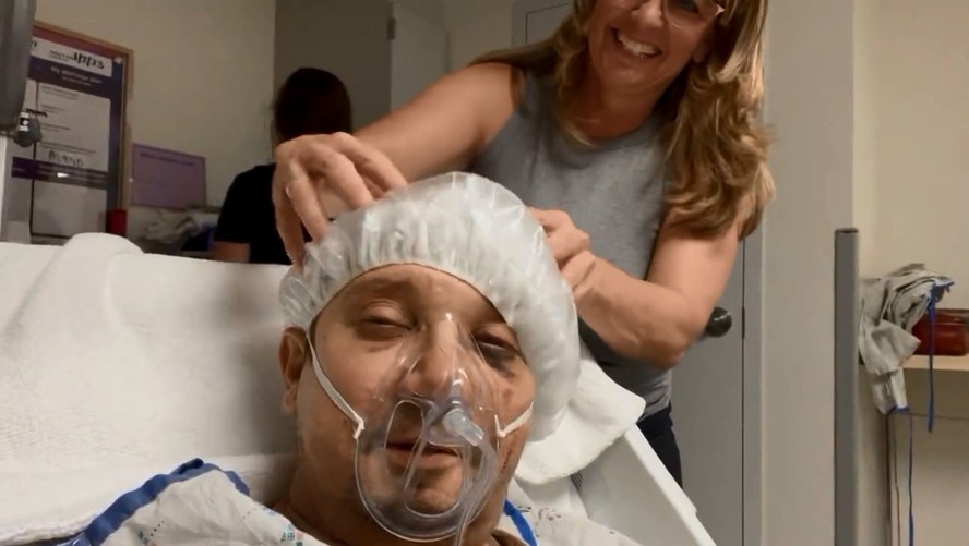 Ator recebe massagem na UTI depois de sofrer acidente grave: 'Dia