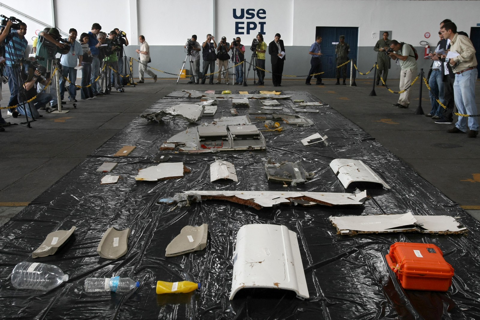 Destroços e objetos da aeronave Air France A330, o voo AF447, apresentados no Recife, em junho de 2009, primeiras peças encontradas após a queda — Foto: Mauricio Lima/AFP