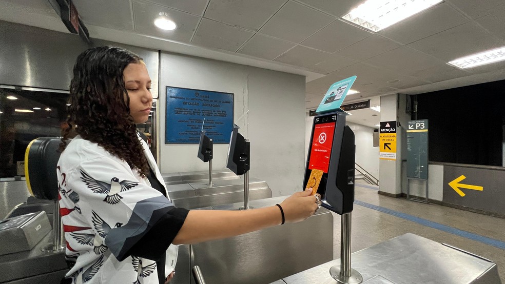 Manuela Firmino, de 17 anos, descobriu que o cartão gratuidade Jaé não passa no Metrô — Foto: Ana Branco / Agencia O Globo