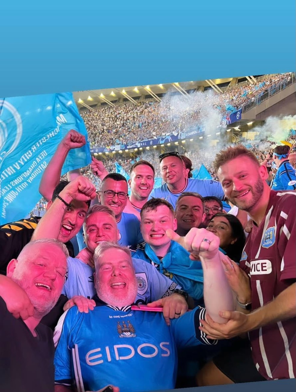 Stuart, à esquerda, de camisa preta, com seus familiares torcendo pelo Manchester City na final da Champions — Foto: Arquivo pessoal