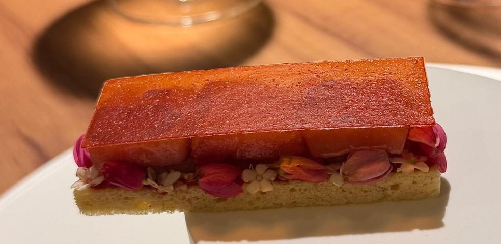 Bruschetta de atum bluefin e tomate fermentado: sem rusticidade e adocicada — Foto: Ian Oliver